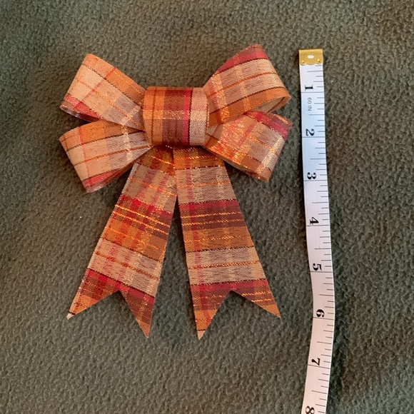 Decorative fall lot. 3 scarecrows on sticks. 1 bow. 66 mini pumpkins. - Picture 5 of 7